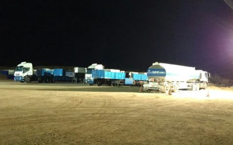 camiones estacionados durante la noche